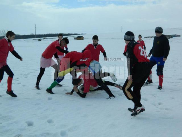 Cei mai mari dintre participanți au jucat rugby în 7 pe zăpadă