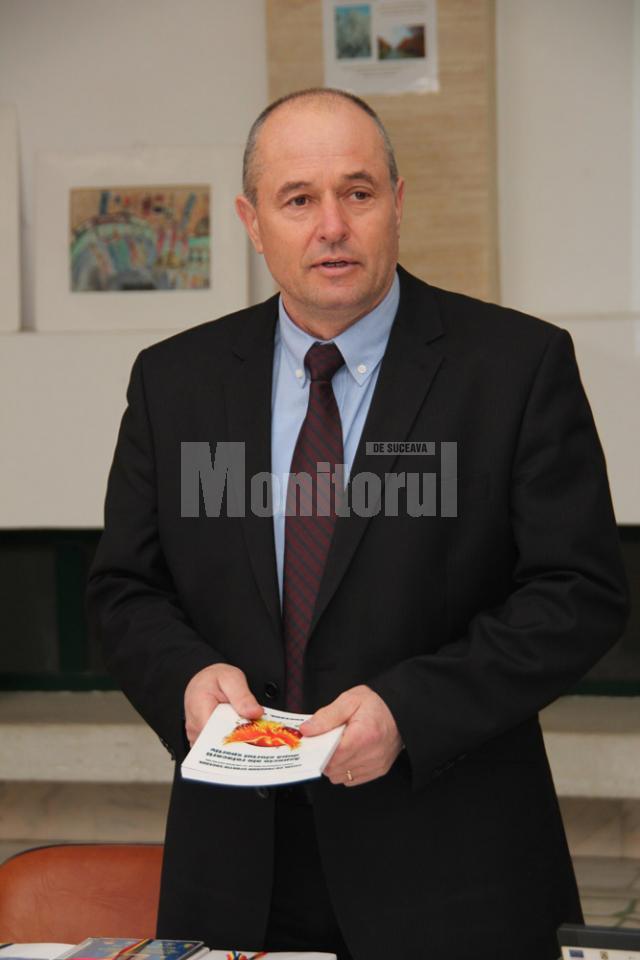 Directorul LPS Suceava, profesorul Ioan Radu a fost unul din cei nouă autori ai cărții