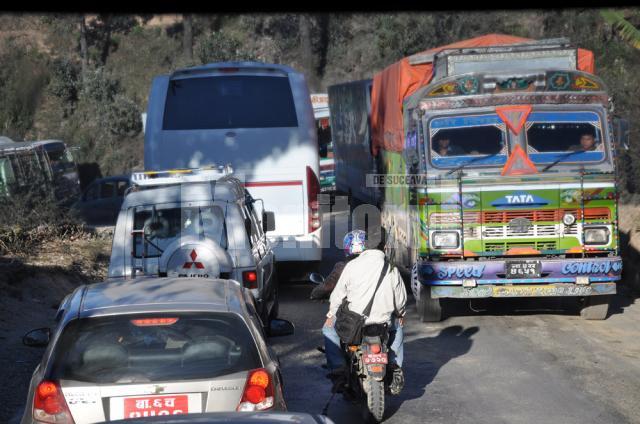 Circulaţia pe drumurile din Nepal, un coşmar