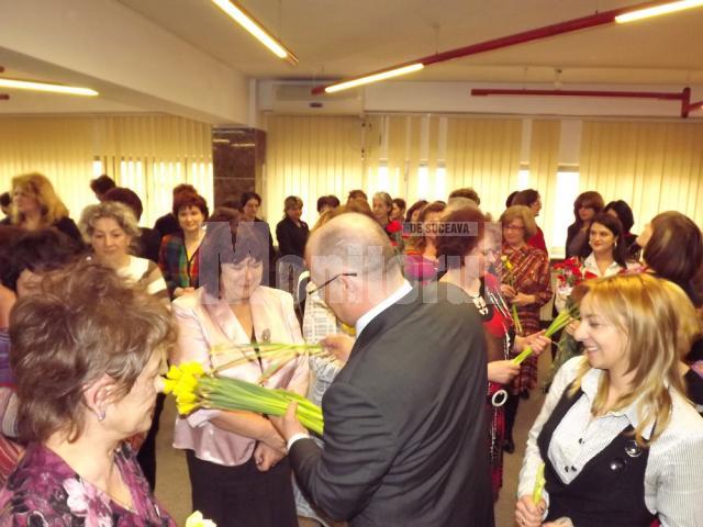 Ştefan Băişanu a oferit flori tuturor femeilor din Primăria Suceava
