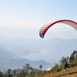 Sute de parapantişti din toată lumea vin în Nepal pentru a zbura, dar şi pentru a admira peisaje de vis