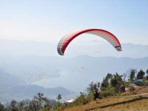 Sute de parapantişti din toată lumea vin în Nepal pentru a zbura, dar şi pentru a admira peisaje de vis