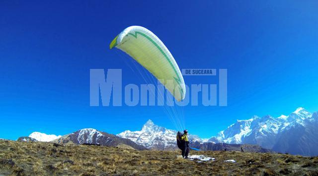Printre parapantiştii care au zburat la poalele munţilor Himalaya se numără şi câmpulungeanul Vlad Damian