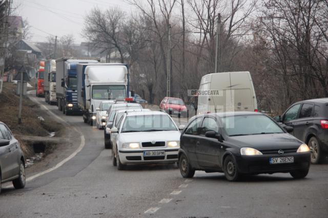 Traficul dinspre Suceava a fost deviat pe un drum secundar