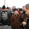 prefectul Florin Sinescu discutând cu protestatarii