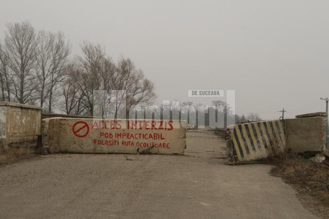 podul peste râul Suceava a cărui reparare întârziată face obiectul protestului