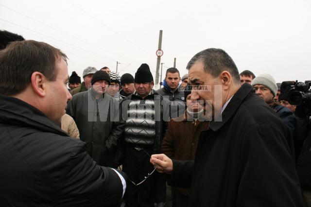 Prefectul de Suceava, Florin Sinescu, a discutat cu protestatarii