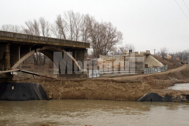Reconstrucţia podului peste râul Suceava a început în 2011