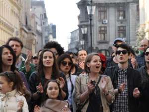 Ana Cristina Leonte, alături de colegii din trupa Jazzappella, la FlashMob Laura Stoica
