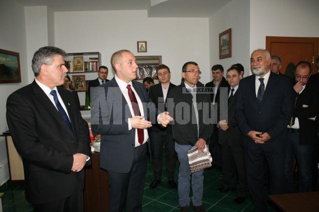 Inaugurarea cabinetului parlamentar al deputatului PNL de Suceava Radu Surugiu s-a făcut în prezenţa miniştrilor PNL Varujan Vosganian şi Mihai Voicu