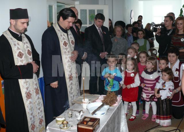 Ieri a avut loc slujba de sfinţire şi inaugurarea oficială a Grădiniţei “Licurici” din Fălticeni