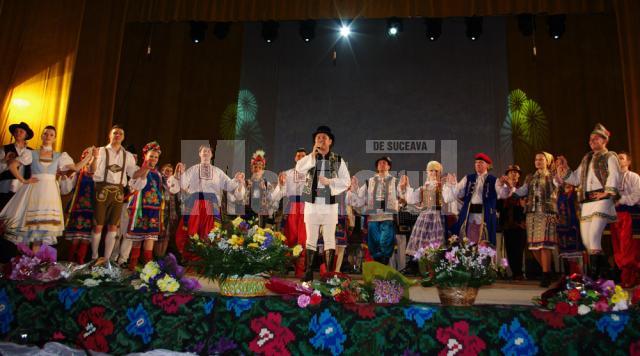 Călin Brăteanu şi dansatorii de la Ansamblul Ciprian Porumbescu