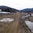 Pârâul Suceviţa a distrus drumul pe mai bine de o sută de metri