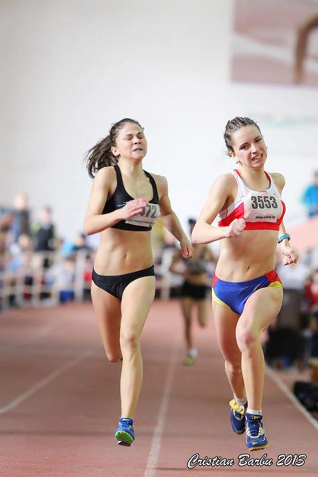 Simona Caziuc (stânga) a pierdut aurul la 800 de metri la două sutimi de secundă