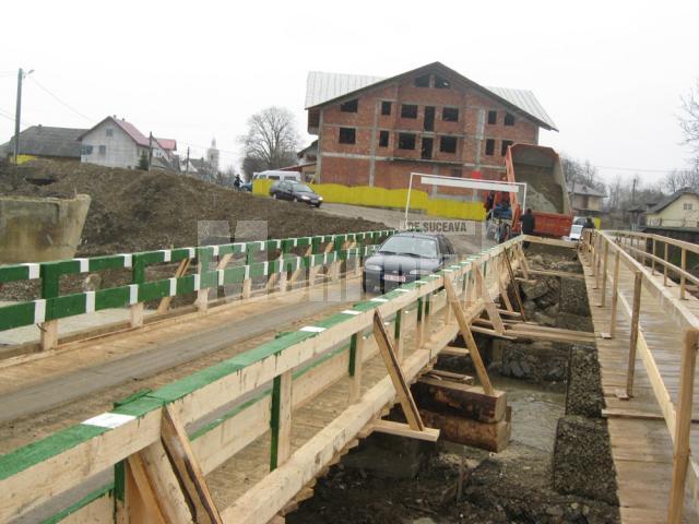 Podul de lemn ridicat de localnici în februarie 2009 pentru traversarea DN 17 A, după ce vechiul pod fusese distrus de viitura din vara lui 2008