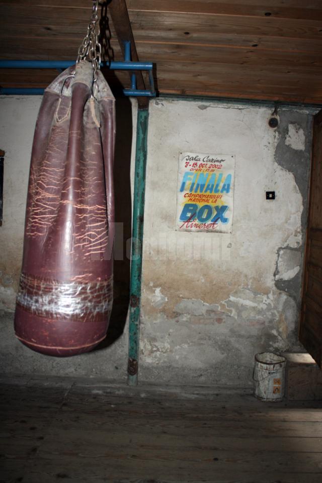 Până şi sacii de box sunt peticiţi pentru a putea fi folosiţi la antrenamente