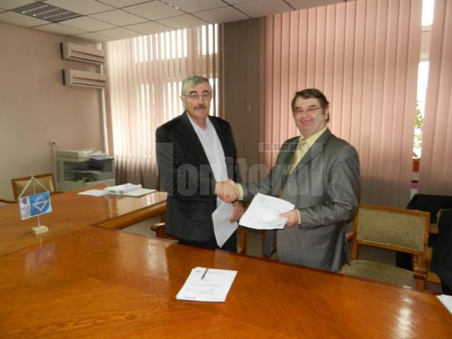Directorul general al Loial Impex, Ioan Brăescu (stânga), a participat marţi la semnarea contractului cu reprezentanţii Universităţii Tehnice Gh. Asachi din Iaşi