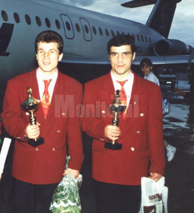 Vasile Nistor (stânga), alături de Marcelică Tudoriu, la revenirea în România după succesul de la Europenele din Suedia