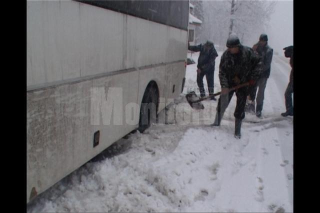 autocar blocat în zăpadă