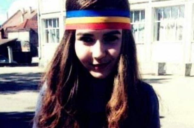 Sabina, eleva batjocorită pentru că a mers la şcoală cu bentiţă tricoloră. Foto: Jurnalul.ro