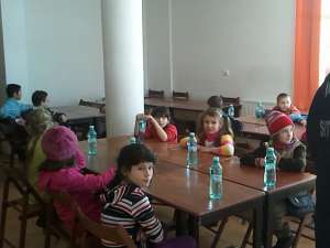 15 copii veniţi în excursie la Suceava şi-au petrecut noaptea în Căminul Cultural din Grăniceşti