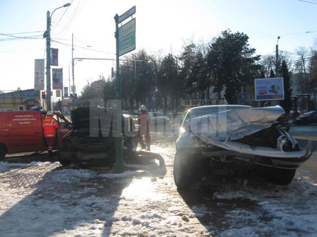 După impact, cele două maşini au ajuns pe trotuarul din faţa primăriei