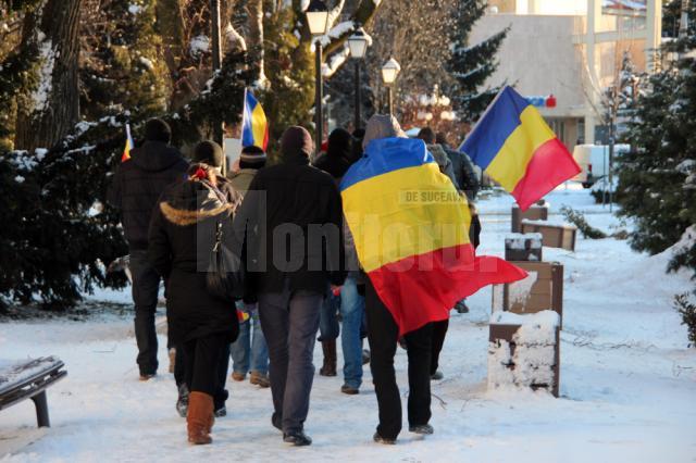 Grup de tineri din Suceava, la un marş de solidaritate cu eleva batjocorită pentru bentiţa tricoloră