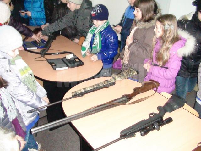 Copii au vizitat şi expoziţia de arme
