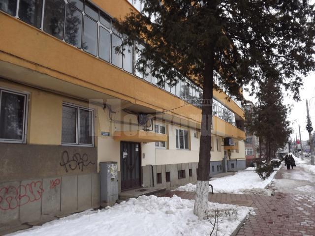 Scara de bloc în care locuieşte chiriaşul primăriei e chiar la bulevardul principal, în centrul Sucevei