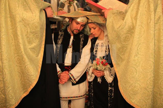 Nunta care a îmbinat tradiţii populare din aproape întreaga ţară