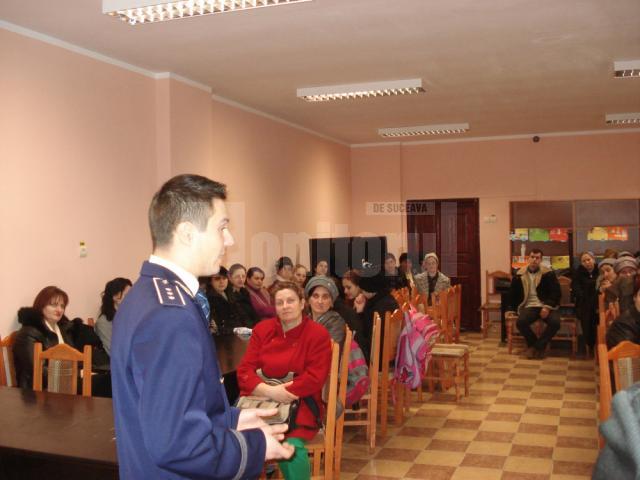 Inspectorul principal Ionuț Epureanu, discutând cu părinţi ai elevilor