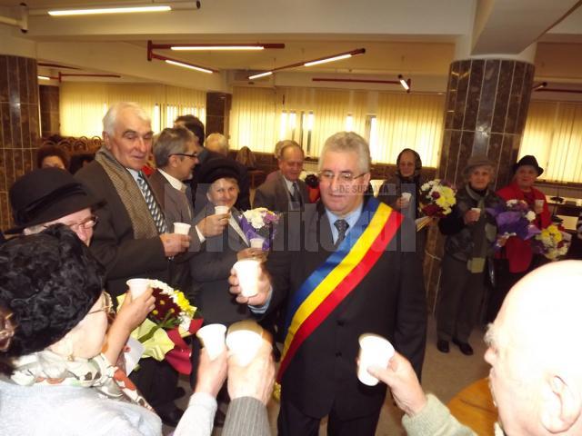Sucevenii care au împlinit 50 de ani de căsătorie în primul trimestru al anului, felicitaţi de primarul Ion Lungu