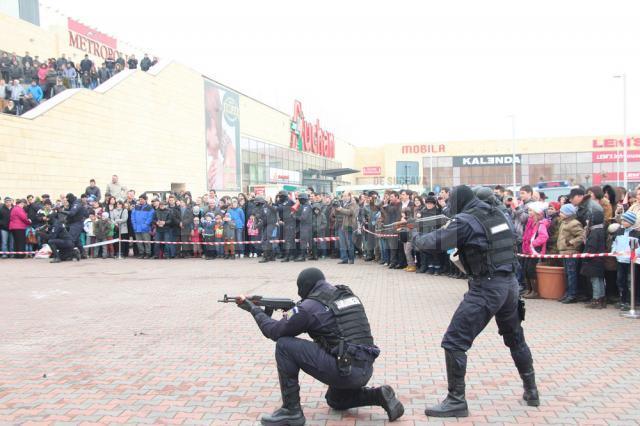 Jandarmeria a organizat un adevărat spectacol la Iulius Mall, prezentându-și tehnica de luptă