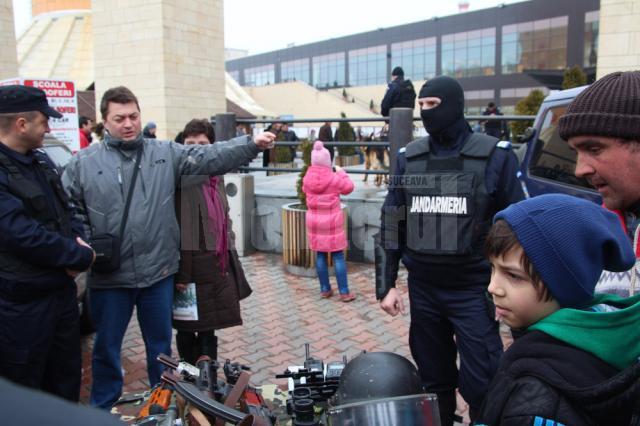 Jandarmeria a organizat un adevărat spectacol la Iulius Mall, prezentându-și tehnica de luptă