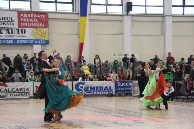 Sute de dansatori sportivi, din 11 judeţe, au participat la Festivalul Naţional de Dans Sportiv, organizat la Suceava