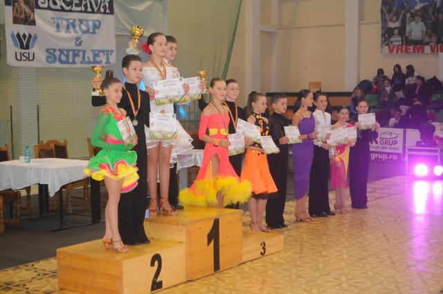Sute de dansatori sportivi, din 11 judeţe, au participat la Festivalul Naţional de Dans Sportiv, organizat la Suceava. Foto: Alex SOFIAN