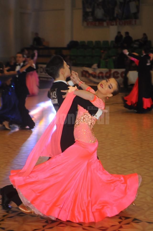 Sute de dansatori, prezenţi ieri la Festivalul Naţional de Dans Sportiv, organizat la Suceava. Foto: Alex SOFIAN