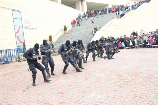 Jandarmii au „golit” mall-ul cu împuşcături, bătăi şi câini dresaţi