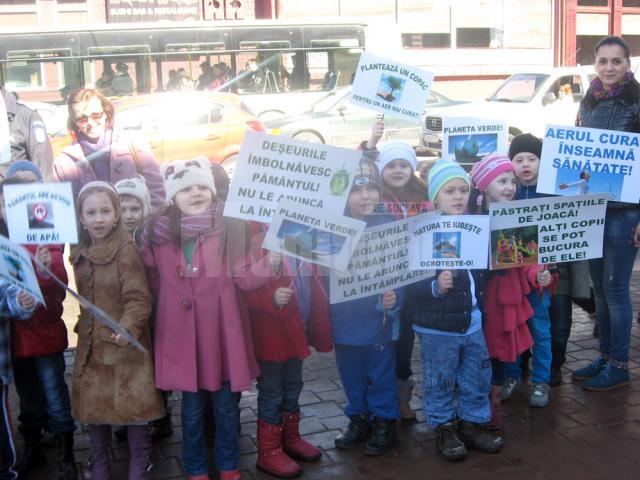 Peste trei sute de copii au participat la un marş pentru un oraş mai curat