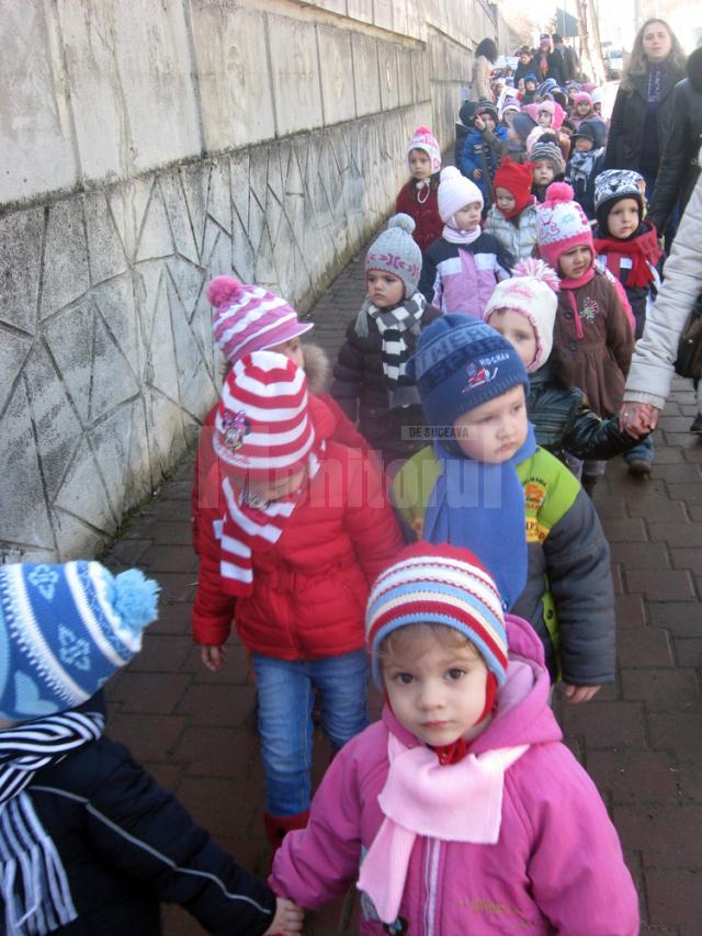 Peste trei sute de copii au participat la un marş pentru un oraş mai curat