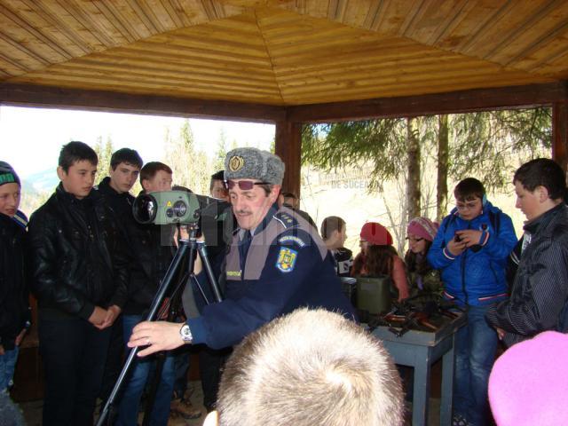 Elevilor le-au fost prezentate tehnica şi mijloacele folosite de poliţiştii de frontieră