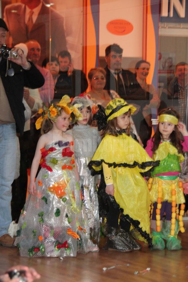 Parada costumelor „eco” a adus vibraţia naturii la Shopping City Suceava