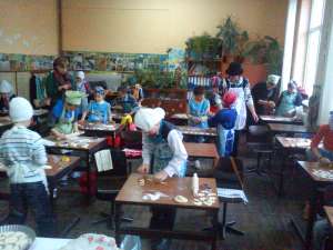 sală de clasă transformată în atelier de patiserie de elevii din Moldoviţa