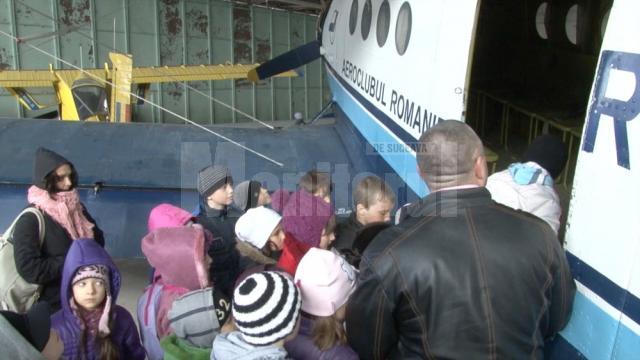 Pentru cei mai mulţi dintre elevi, vizita la Aeroportul Suceava a fost o premieră