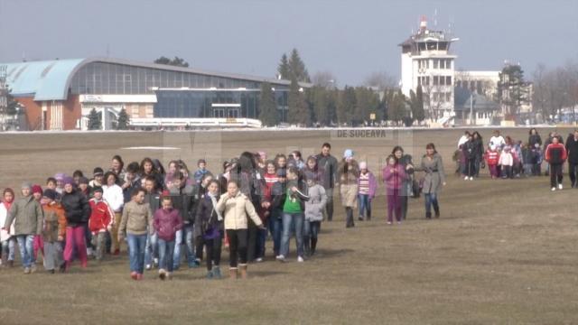 Pentru cei mai mulţi dintre elevi, vizita la Aeroportul Suceava a fost o premieră