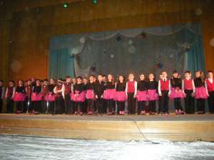 Elevii de gimnaziu de la Colegiul „Mihai Eminescu” au sărbătorit venirea primăverii printr-un spectacol
