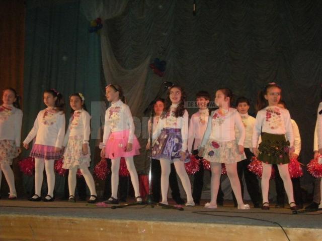 Elevii de gimnaziu de la Colegiul „Mihai Eminescu” au sărbătorit venirea primăverii printr-un spectacol