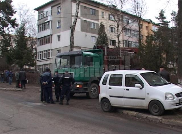 Jandarmii şi poliţiştii, chemaţi să stopeze distrugerea spaţiului verde de pe strada Mărăşeşti