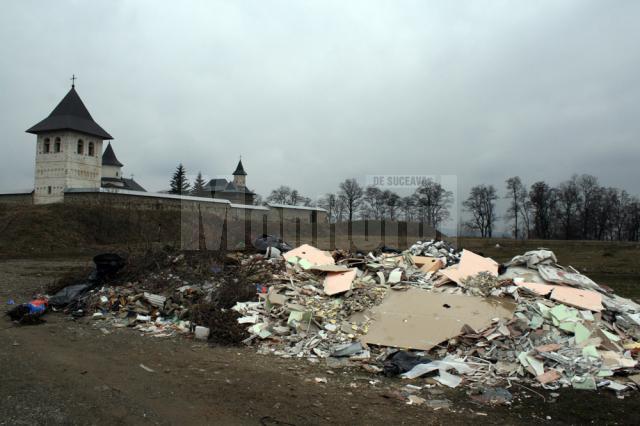 Pe câmpul de lângă Mănăstirea Zamca a răsărit peste noapte o groapă clandestină de gunoi