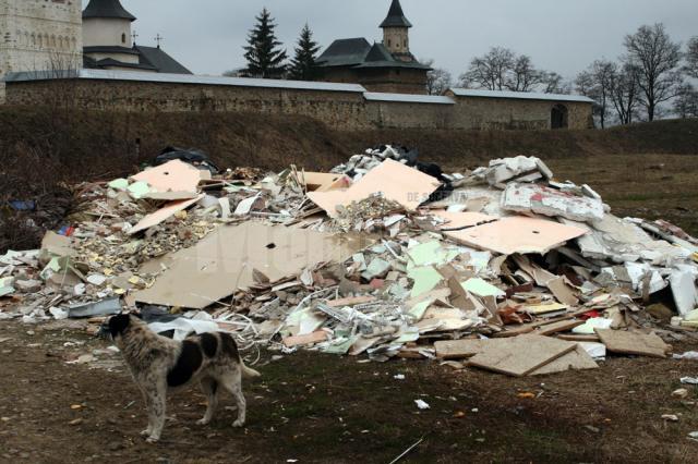 Pe câmpul de lângă Mănăstirea Zamca a răsărit peste noapte o groapă clandestină de gunoi